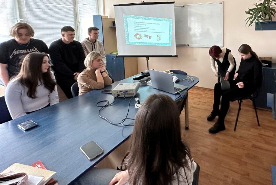Доцентка Світлана Збігнівна навчає правильно зупиняти кровотечу